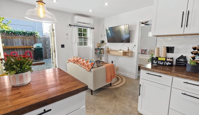 A new detached guesthouse! Charming, quiet, safe, and close to everything!