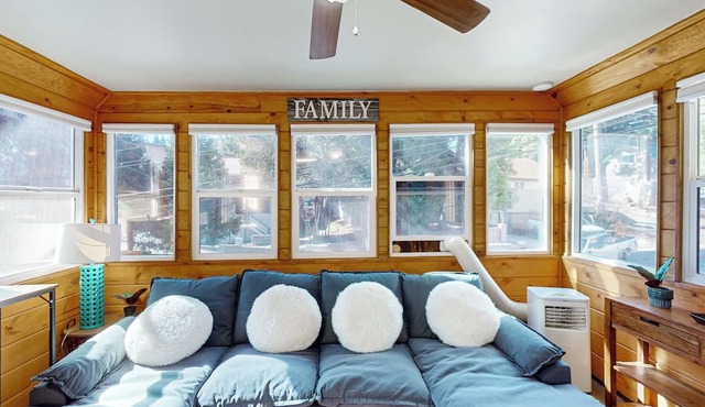 Relaxing Retreat w/Deck, 1 Mi to Lake Arrowhead!