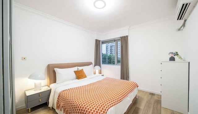 Tyms 4BR 2BA APT Riverside