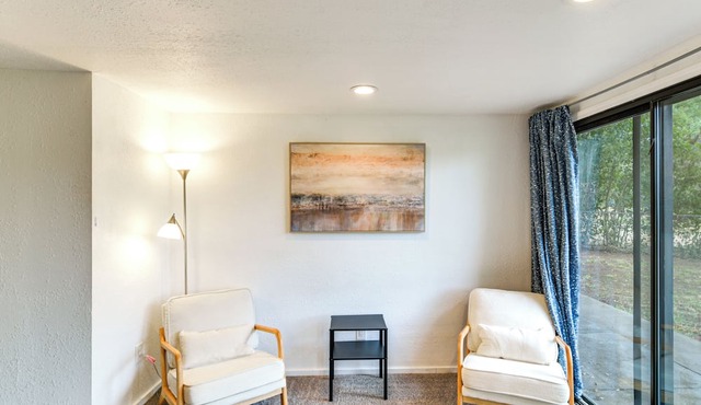 5 Mi to Lake Oroville: Huge Riverfront Home!