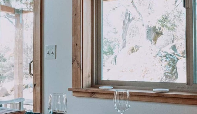 Cozy & Quiet Couples Getaway Minutes to Yosemite