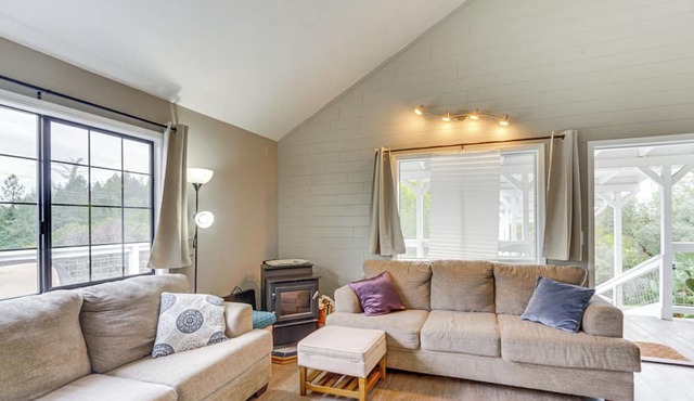 Bay Area Escape on 5 Acres: Pet Friendly, Views