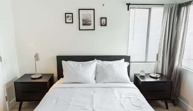 COZY URBAN RETREAT: NEWLY REMODELED 1BR NOHO APARTMENT w/FENCED PATIO (p60)