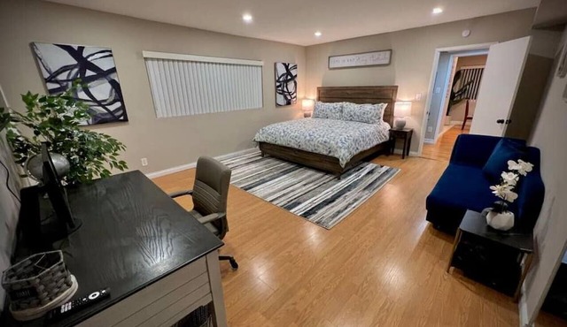 Tranquil 2 Beds/2 Baths in the Heart of Montrose!