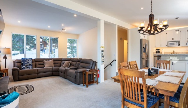 Dog Friendly Home Near Hiking/Biking Trails and Ski Resorts, EV charger