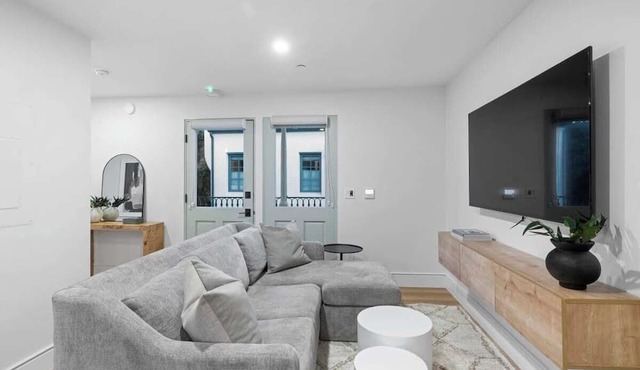 Casa Jardin Unit 13-Boutique Suite in Downtown Santa Barbara