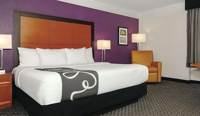 Vacation Day Is Always A Great Idea! Enjoy Comfortable unit and Free Parking!