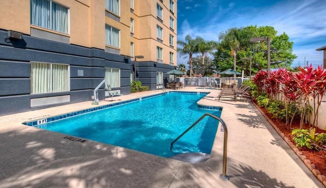 Great Location! Minutes to Universal Studios & City Walk! Pool, Free Parking!