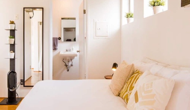 Room A at The Dutra Inn - Little Italy