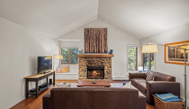 2BR/2BA Incline Village condo, hot tub, mountain views