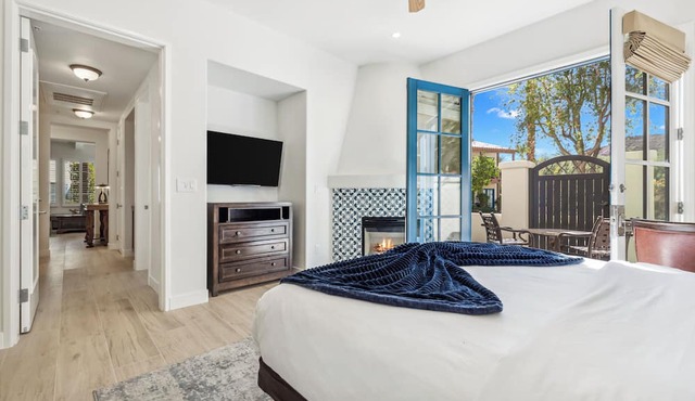 Newly Remodeled! Single Story Townhome, Spanish Fountain View, Pet Friendly! - Lower (H90-2)