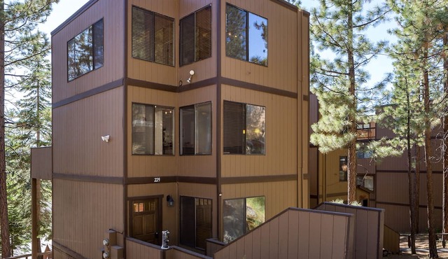 Tahoe Family Retreat, private community, near Lake, beach, pool,town,trails max8
