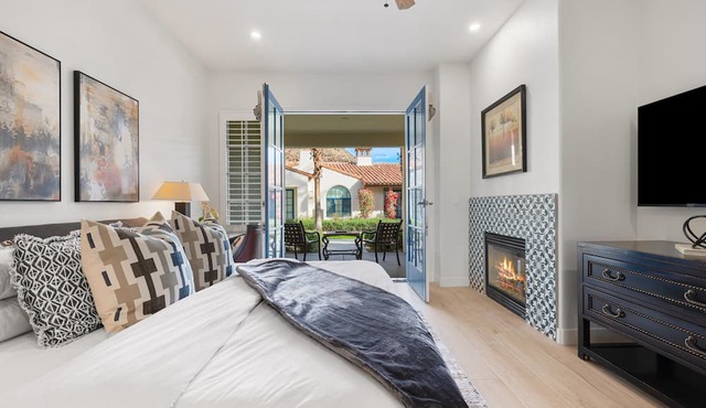 Newly Remodeled Single Story Townhome, Spanish Fountain View, Pet Friendly! - Ground Floor (H90)