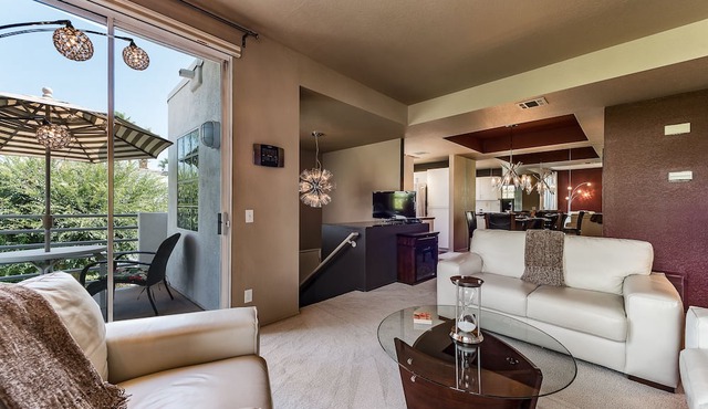La Palme Stylish Condo. Walk from the Airport.