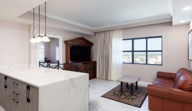 2 Bedroom Resort Condo at Highrise Walking distance to UNIVERSAL