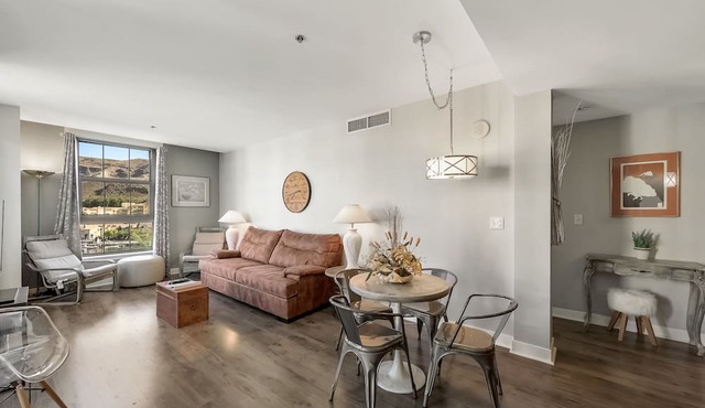 Stunning Lakeview 2BR with Pool, Lake Las Vegas