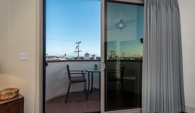 Monarch Villa - Luxury Condo, Ocean View, Rooftop Living with fire table/Bbq