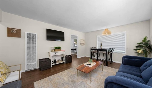 Stylish PB Bungalow, just Blocks to the Beach
