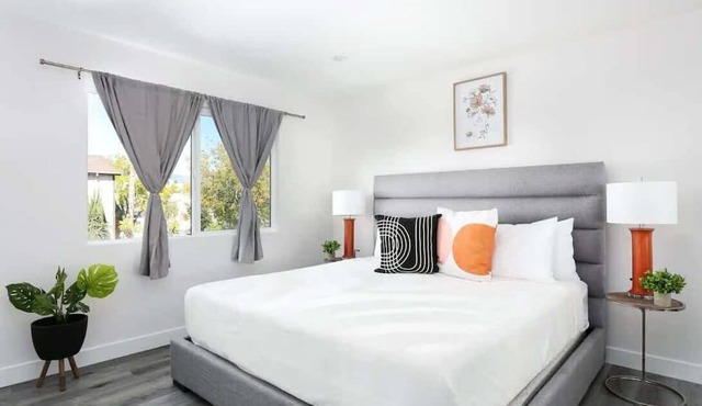 Luxury 3BR Condo Near Americana and Galleria