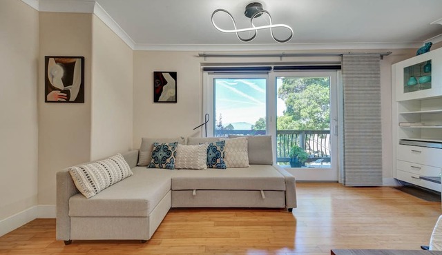 Sparkling 3 room apt, S.F. Bay Views on most exclusive str. N. Berkeley Hills