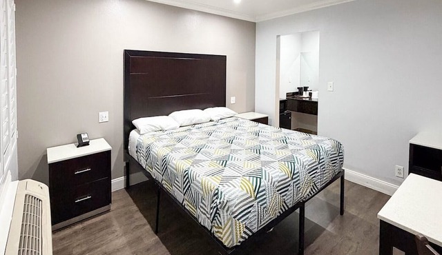 1 King Bed|Non-Smoking, Micfridge