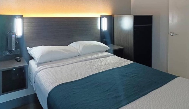 1 Queen Bed | Micfridge,Smk