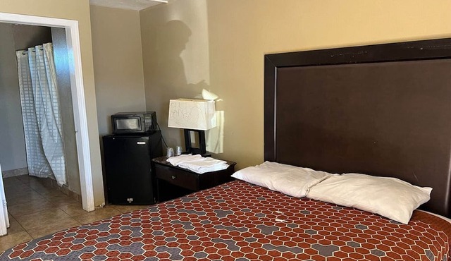 Lancaster, CA | Queen Bed