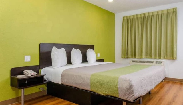 1 King Bed|Nsmk,Micfridge,Sofa-Bed