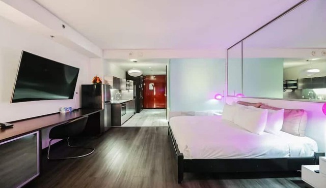 SVS: Remodeled High Floor Studio | Strip View Balcony | Palms Place