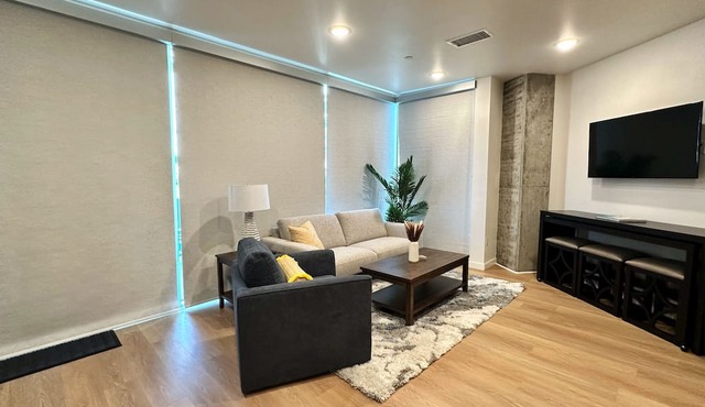 Clean & stylish with exclusive patio, king bed, secured parking, by the beach