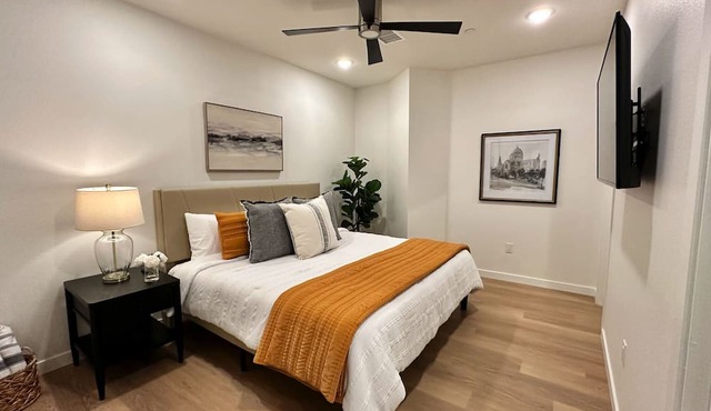 New, extra spacious, luxurious, private with king bed, parking & workspace