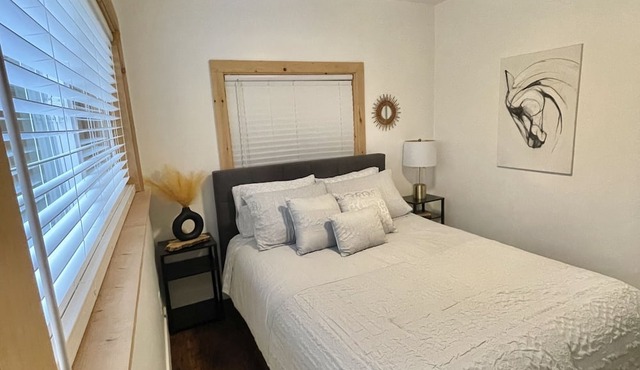 2 Bedroom Hideaway with private patio. Pet friendly!