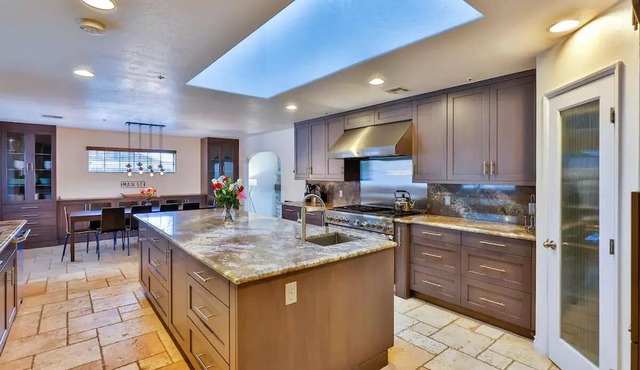 Amazing Escape Close to LA with Pool, jacuzzi, Meditation room, Hiking trails.