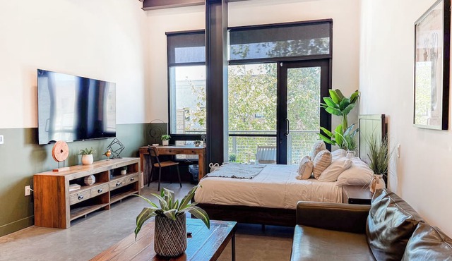 2 Bed DTSA Loft with Gym - AC - 65"4K TV - 6 miles to Disney