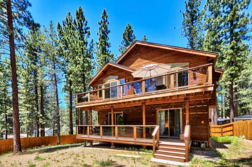 Evergreen Elegance: Boat Parking Close to Lifts Lake & Trails
