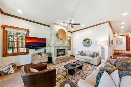 Remodeled Luxury Lakeview w Fireplace Hot Tub Gym PEAK SS13