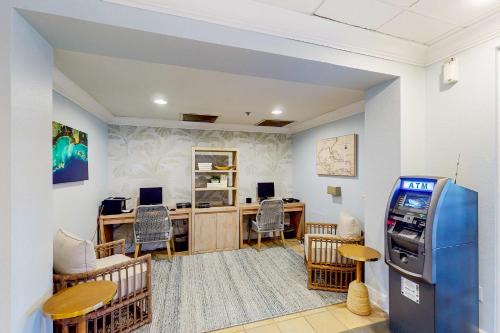 Spacious condo in tropical resort with private balcony & 4 pools - near Disney