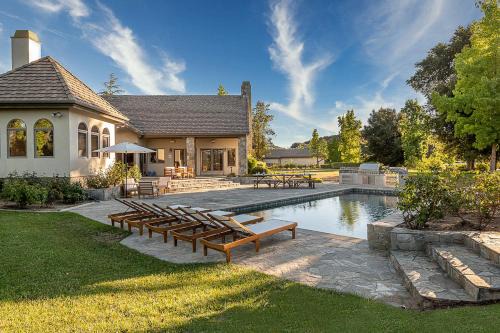 The Oaktree Estate by Fieldtrip - 7 Acre Private Resort with Lake Pool Vineyard