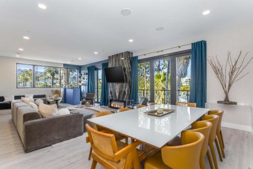 Beverly Hills Skyline Retreat with Rooftop Jacuzzi