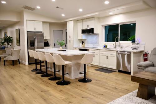 2 Masters, Newly renovated with new furnishings - 4BR 3BA