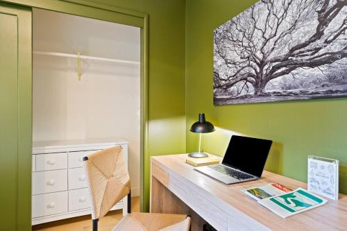 Luxe Treehouse Apt Walk to Town King Bed Sleeps 4