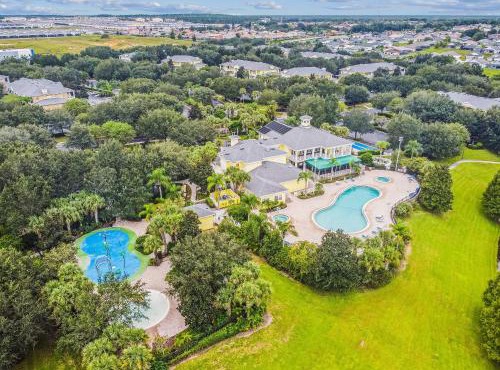 3BR Lakeside Apartment at Bahama Bay