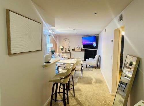 Mid-City Charm 2BR Near LAs Hotspots!