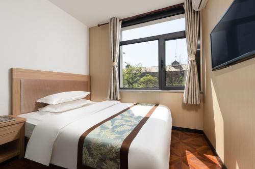 East Sacred Hotel 丨2mins walk to the Metro丨Free Pick-up for 7nights more丨Rooftop Chill丨Near Forbidden Square